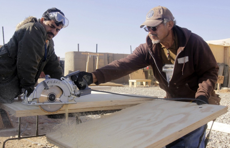 charpentier-PEILLE-min_men_working_construction_sawing_wood_building_marines_workers_equipment-1064481